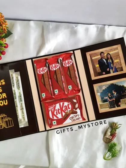 The inside of the cash envelope, which can be customized with photos and chocolates.