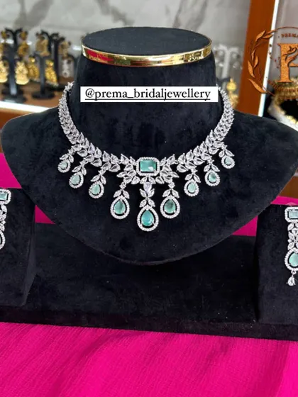 An elegant AD necklace set with a leafy design and pastel green stones. This is a great option for a subtle yet sophisticated look for any special occasion.