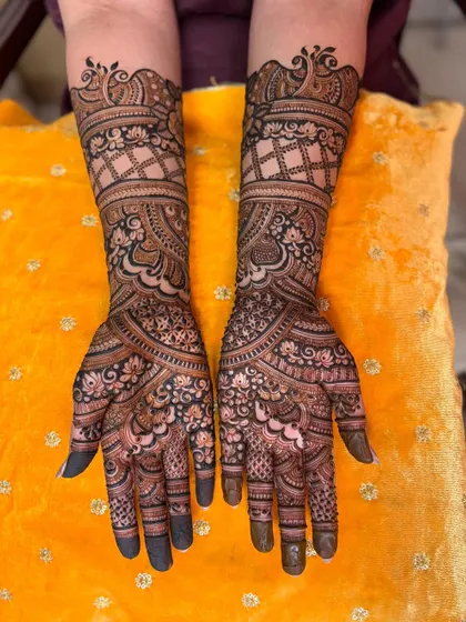 This engagement design features classic peacock tops and a traditional jaal (net) pattern on the arms.