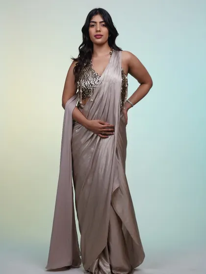 The full look of this metallic saree shows how it drapes beautifully on the body. The combination of the liquid-like fabric and the statement blouse is pure perfection.