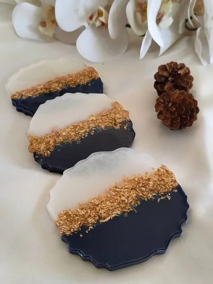 This set of geode-style coasters was customized in navy blue and white with a bold line of gold stones. This design adds a touch of modern luxury to any table.