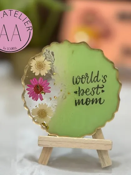 A "World's Best Mom" frame in a lovely light green. The real preserved flowers add a delicate and natural touch to this thoughtful keepsake.