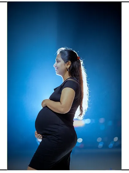 I also create dramatic night portraits. Using special lighting techniques, I can capture striking and artistic shots like this one, where the mom-to-be is beautifully silhouetted against the evening sky.