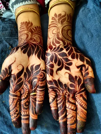 Stain check! A fantastic example of the mature, dark stain my organic henna produces. The bold, dark lines of this Arabic-style design are striking.