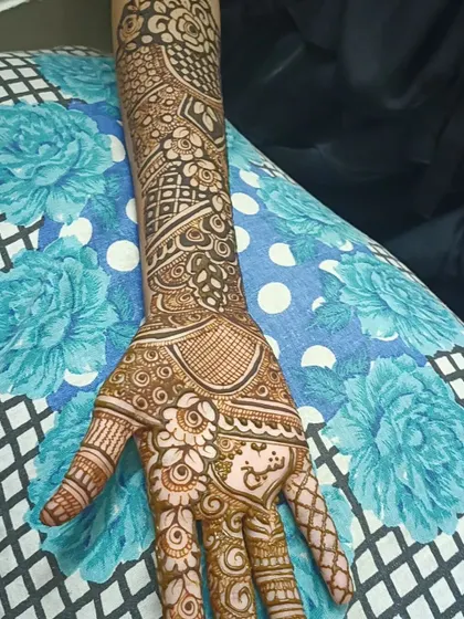 A full-arm design that showcases a variety of patterns. From the floral and checkerboard cuff to the detailed palm, every section has its own unique character.
