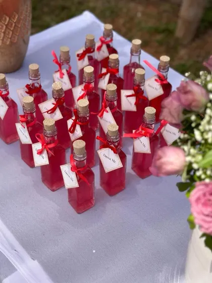 Personalized welcome drinks in small bottles, a thoughtful and refreshing touch for guests arriving at an outdoor Mehendi.