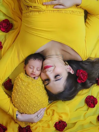 You capture me with your beauty. ♥️ A stunning overhead portrait of a mother and her newborn, surrounded by a sea of yellow fabric and red roses. So artistic and full of love.