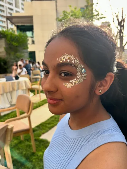 A simple and elegant crescent moon design made of silver glitter. Sometimes, less is more, and this look is pure magic.
