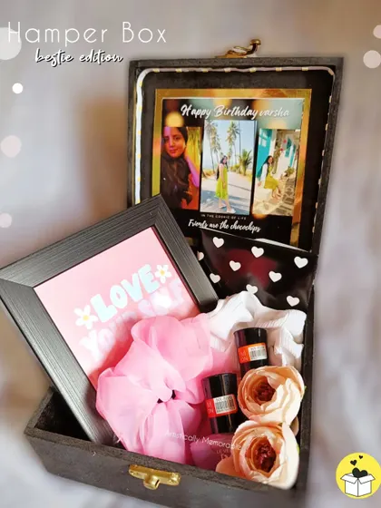 Another view of the Bestie Edition hamper, showing how the quote frame and other gifts are arranged inside the box.