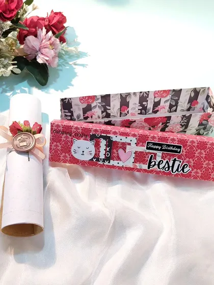 The scroll and its box, a complete and elegant gift.