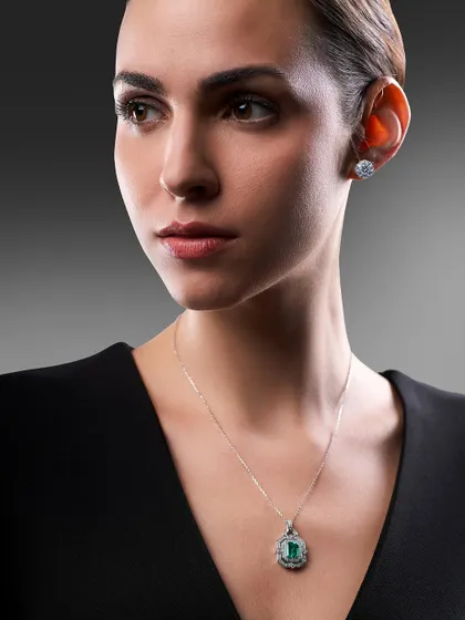 A classic portrait for Solitario Diamonds. The lighting is carefully controlled to highlight both the model's features and the sparkle of the emerald and diamond necklace set.