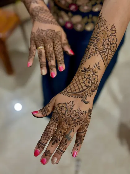 An angled view of the floral sister-of-the-bride mehendi.