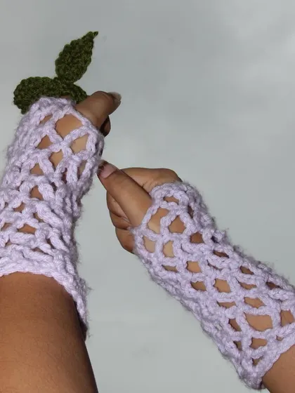 A closer look at the lavender mesh gloves. They are handmade with soft yarn for a comfortable fit that adds a touch of softness to your look.