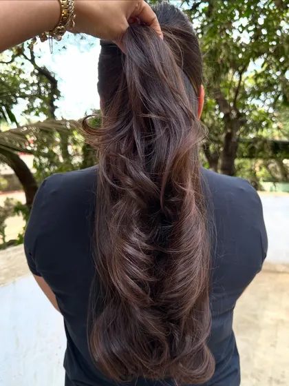 The ponytail view of the 'Cocoa Bean' hair.
