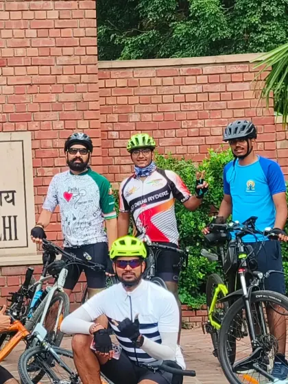 Part of the EDR crew posing for a group photo during our midweek escape to Delhi's green lungs at the DU Ridge.