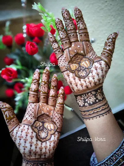 A lovely design for a bridesmaid or guest, featuring elephant motifs in a circular frame.