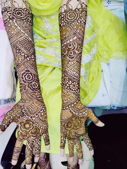 This design features a mix of bold roses and intricate lattice work, creating a beautiful balance on the arms.