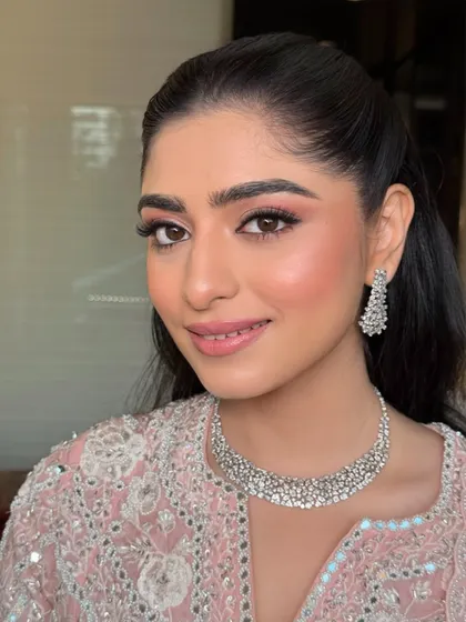 The perfect Roka glow. This close-up shows the beautiful pink tones on the eyes and cheeks, creating a harmonious and fresh-faced look for her special day.