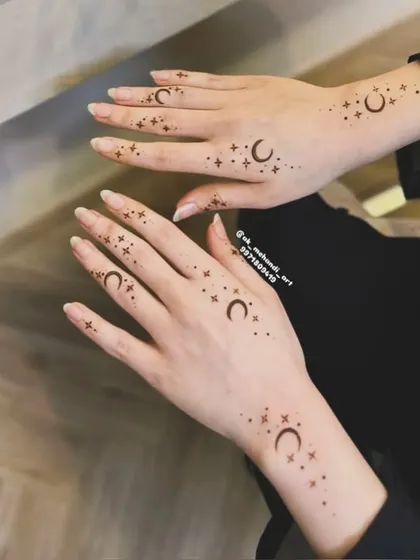 A very minimalist and chic design with small crescent moons and stars, perfect for Eid or for a modern party look.