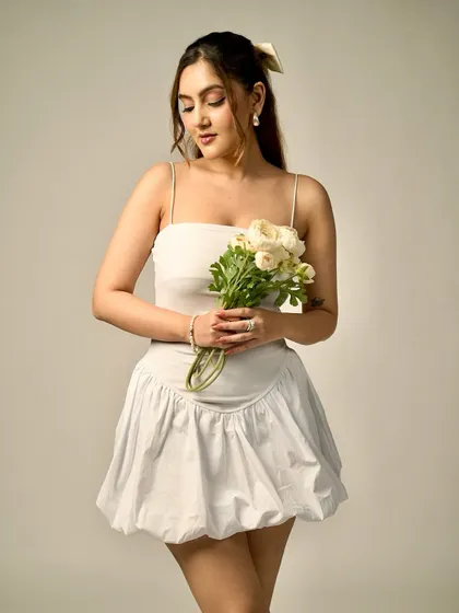 A soft and romantic look, perfect for a pre-wedding or engagement shoot. The makeup is fresh and luminous, with a gentle focus on the eyes and a natural lip.