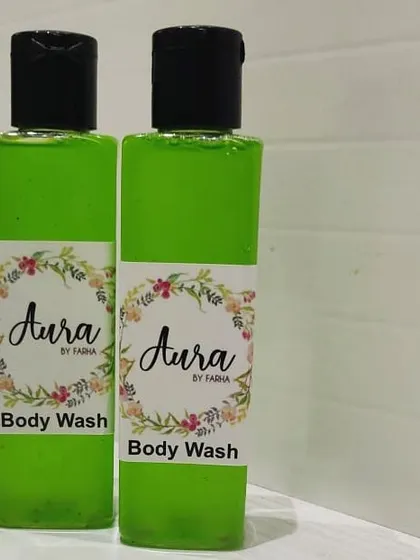 This is my luxurious transparent body wash, scented with lemongrass essential oil. It’s the perfect treat for a refreshing shower that awakens your senses.