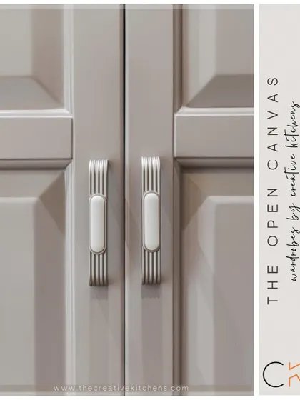 The handles are the jewels of any furniture piece. These elegant handles, with their ribbed metal texture and ceramic inlay, add a touch of classic luxury to the routed wardrobe doors.