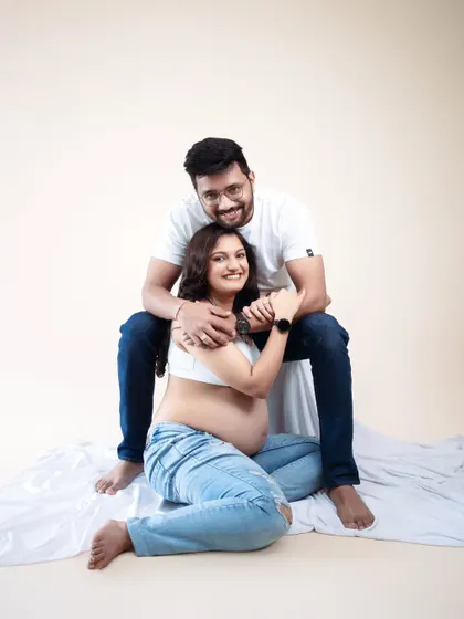 Some love stories are meant to be felt, not just seen. This portrait captures the pure bond between two people waiting to meet their little one, full of connection and emotion.