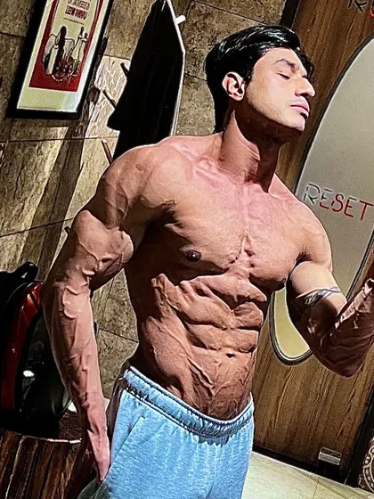 A sun-kissed shredded selfie. The glow of success comes after you refuse to quit in the dark.