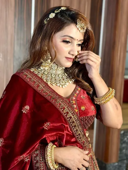 Adjusting her nose ring, this bride looks like a painting. The details of her makeup, from the eyeshadow to the lip color, are perfectly executed. saree