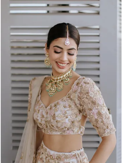 An absolutely gorgeous daytime Phera look. The soft pastel tones of her outfit are matched with a fresh, minimal makeup look, featuring glowing skin and a gentle smile. This is perfect for a modern, elegant bride.