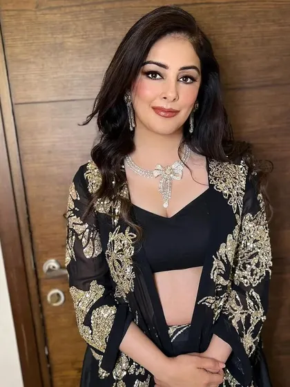 A glamorous look with side-swept waves, perfect for a cocktail party or reception. The style adds volume and frames the face beautifully.