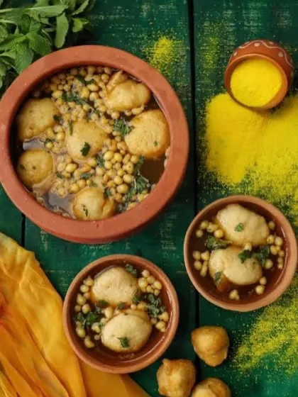 This is what a true Holi celebration looks like. My special Kanji Vada, served in traditional earthen pots, features soft lentil dumplings floating in a tangy, fermented mustard and carrot water. It's a festive delicacy that brings back so many memories.