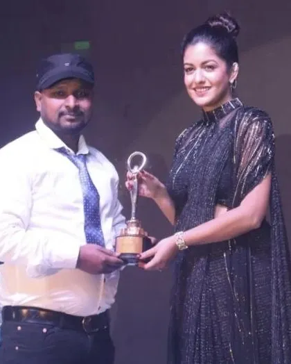 Receiving the Best Mehandi Artist in Delhi award from actress Ishita Dutta. I am committed to upholding this standard in my art and my classes.