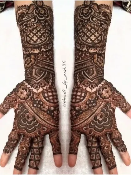 A gorgeous back-of-hand design that is perfect for a bride. The patterns are designed to look beautiful when your hands are together in prayer or holding your partner's hand.