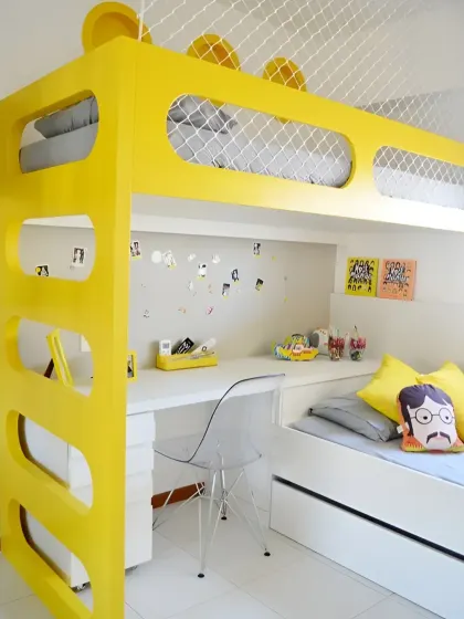 This bright yellow loft bed is designed for a small room, with a study desk and a second pull-out bed underneath. The safety net on the top bunk ensures a secure sleeping space for your child.