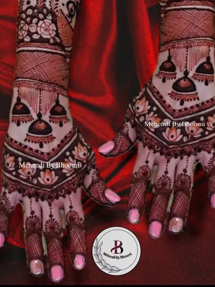 A beautiful back-hand design with hanging jhumka motifs. The V-shape pattern is very flattering on the hands, and the intricate details make it perfect for festive events.