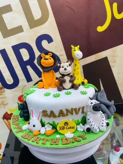 A 2.5kg jungle cake crowded with a variety of hand-sculpted fondant animals.