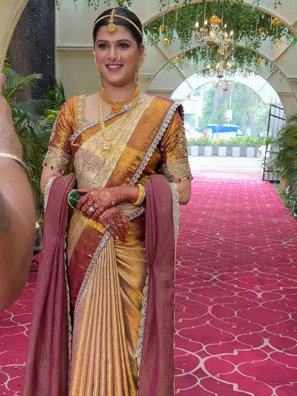 The bride, Mitali, looking radiant in her South Indian style drape. The focus here was on creating sharp, fluffy pleats that give the Kanjivaram silk a grand appearance.