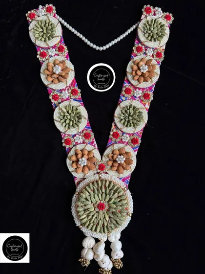 This traditional garland is made with aromatic elaichi (cardamom) and premium almonds. It's a fragrant, healthy, and beautiful gift that embodies the rich traditions of Holi.