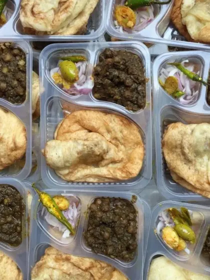 Here are my packed Chhole Bhature meals, ready for a large order. This is one of our most requested dishes, featuring fluffy bhature with spicy, authentic Pindi chole. It's a convenient and mess-free way to serve a crowd-pleasing favorite.