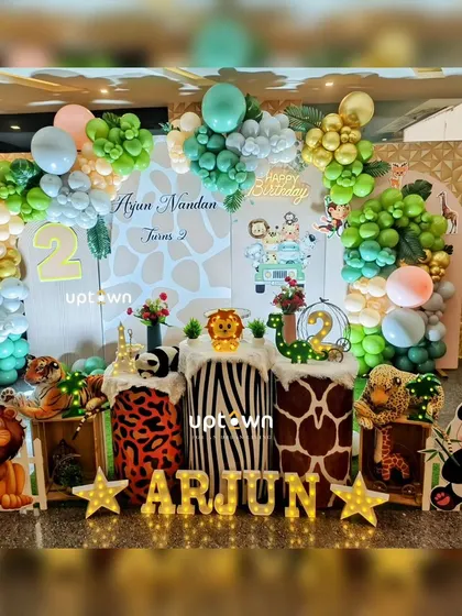 Another angle of Arjun's safari party, showing the full balloon arch and backdrop.