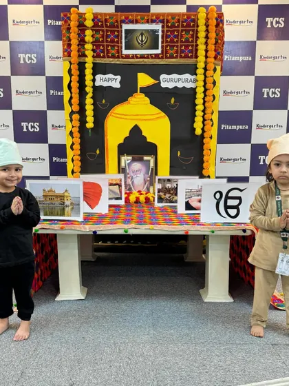 Dressed in traditional attire, these children stand before our Gurpurab setup, learning about the significance of the festival and the message of universal brotherhood.