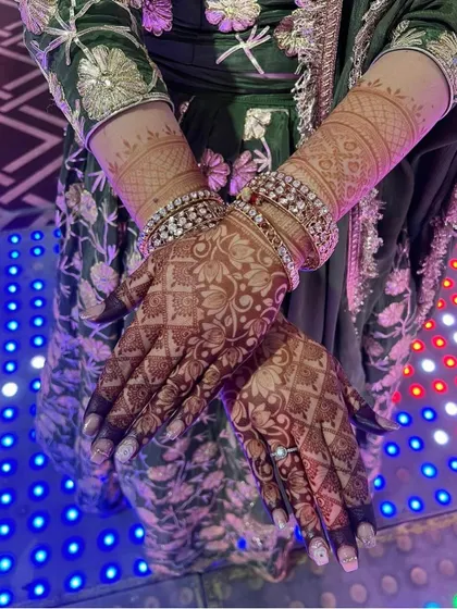A stunning design for the back of the hands. The intricate floral and geometric patterns look beautiful with the bride's bangles.