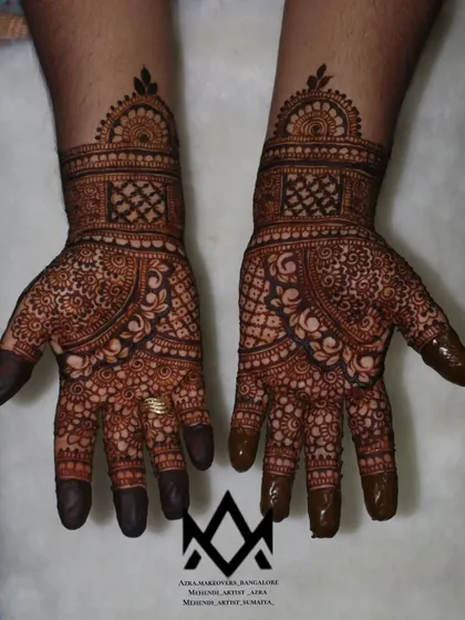A traditional design for the bride's mother, with full palm coverage and classic patterns.