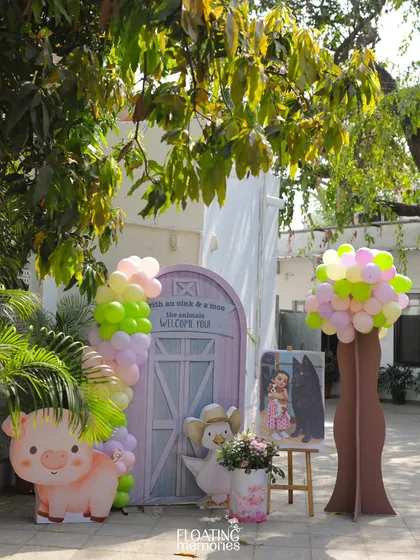 The welcome entrance to the farm-themed party. A friendly pig and duck greet guests at a custom-designed door, setting a playful and inviting tone from the very beginning of the celebration.