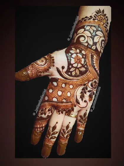 An elegant Indo-floral design that flows beautifully from the wrist to the fingers, combining traditional patterns with delicate floral work.