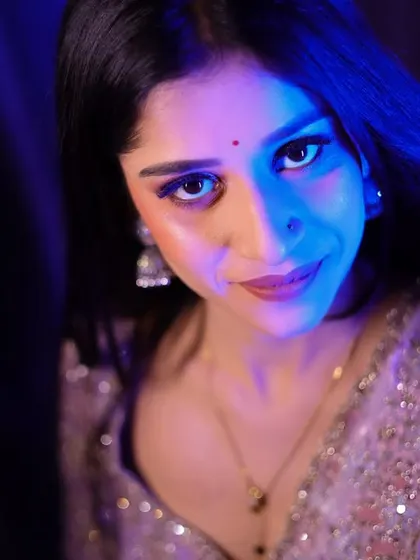 A direct and engaging portrait, where the bride-to-be looks into the camera, highlighted by creative blue and pink lighting.