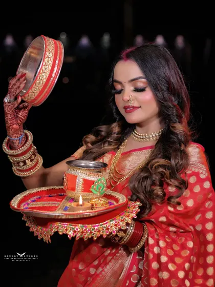 A beautiful shot of the model looking at the moon through the sieve, a key ritual of Karwa Chauth. This photo tells a story and is filled with cultural emotion.