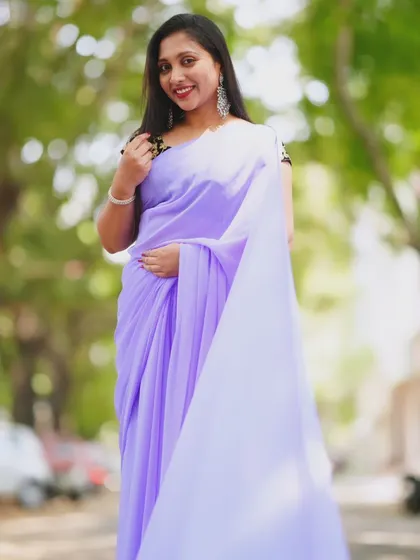 A simple, elegant portrait in the lavender trail saree.