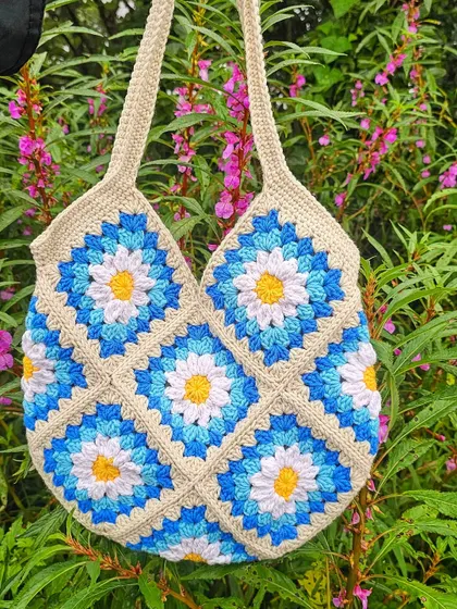 Here is my Daisy Tote, made from classic granny squares for that perfect cottagecore look. It's a spacious and sturdy bag, ideal for carrying your daily essentials while adding a pop of handmade charm to your outfit.